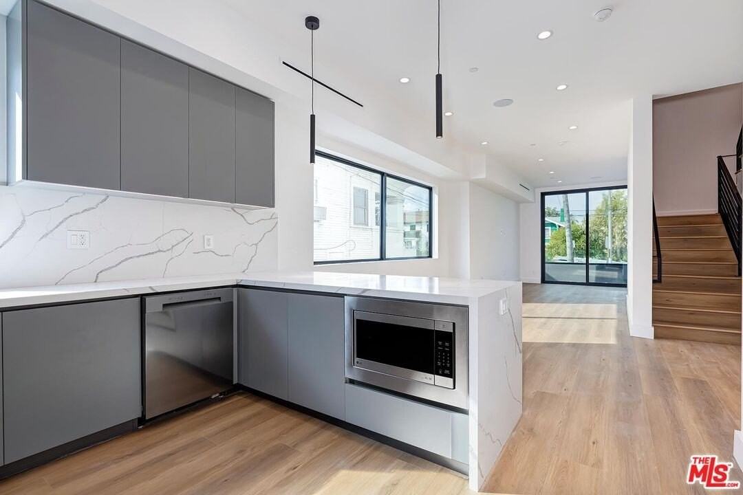 1436 Edgecliffe Dr Apt 101 #101 - Photo 3 of 36