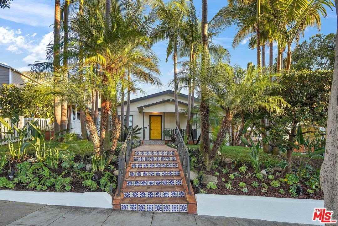 1102 Maple St - Photo 2 of 50