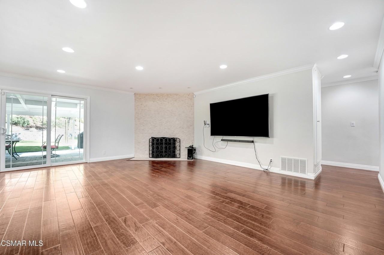 23353 Balmoral Ln - Photo 3 of 50