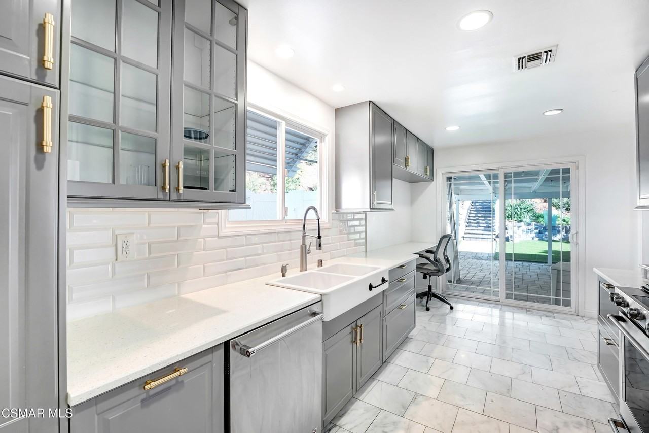 23353 Balmoral Ln - Photo 5 of 50