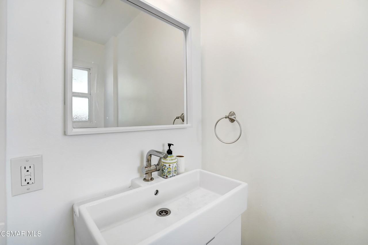 23353 Balmoral Ln - Photo 7 of 50