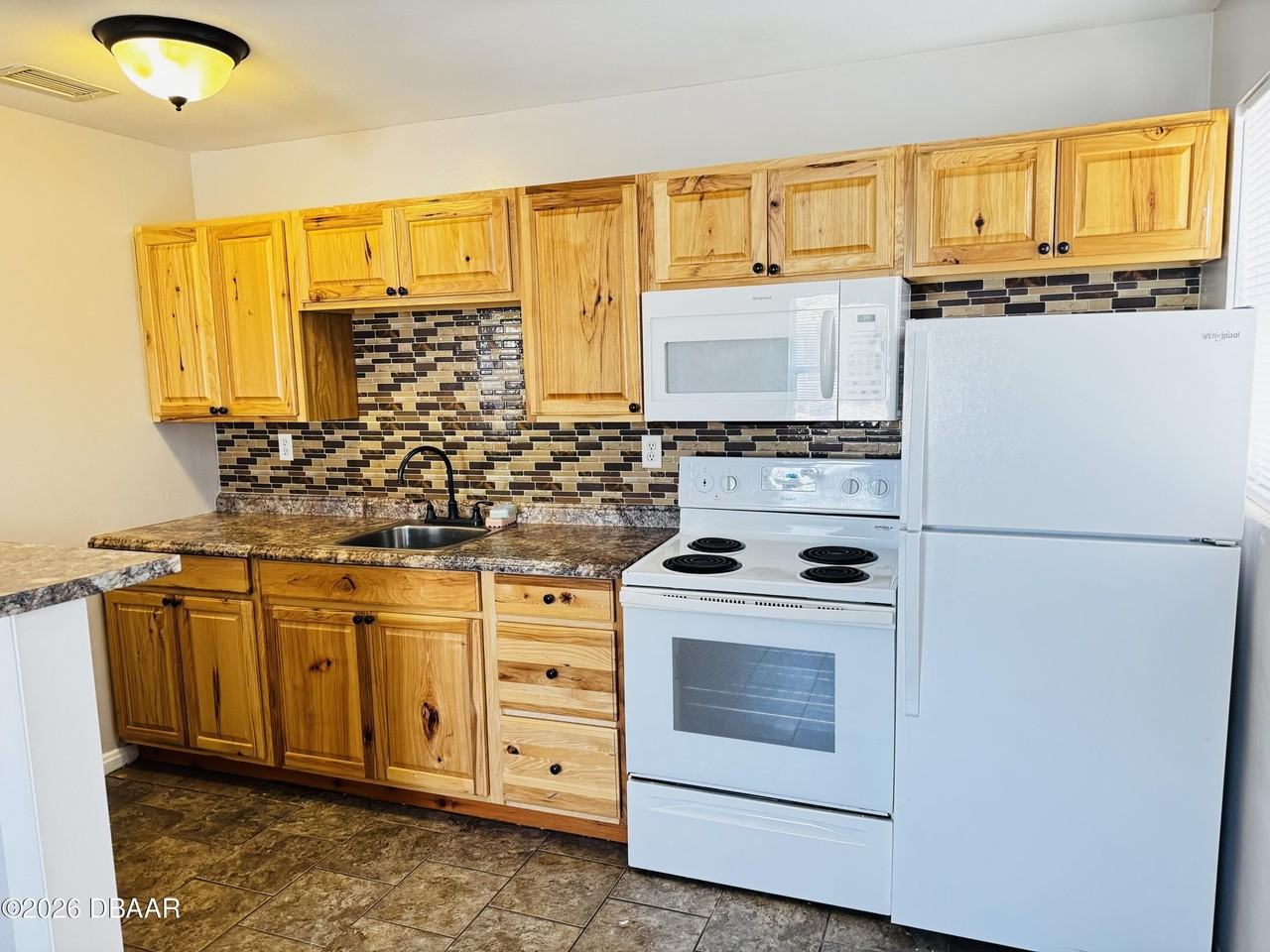 391 S Halifax Dr - Photo 4 of 17