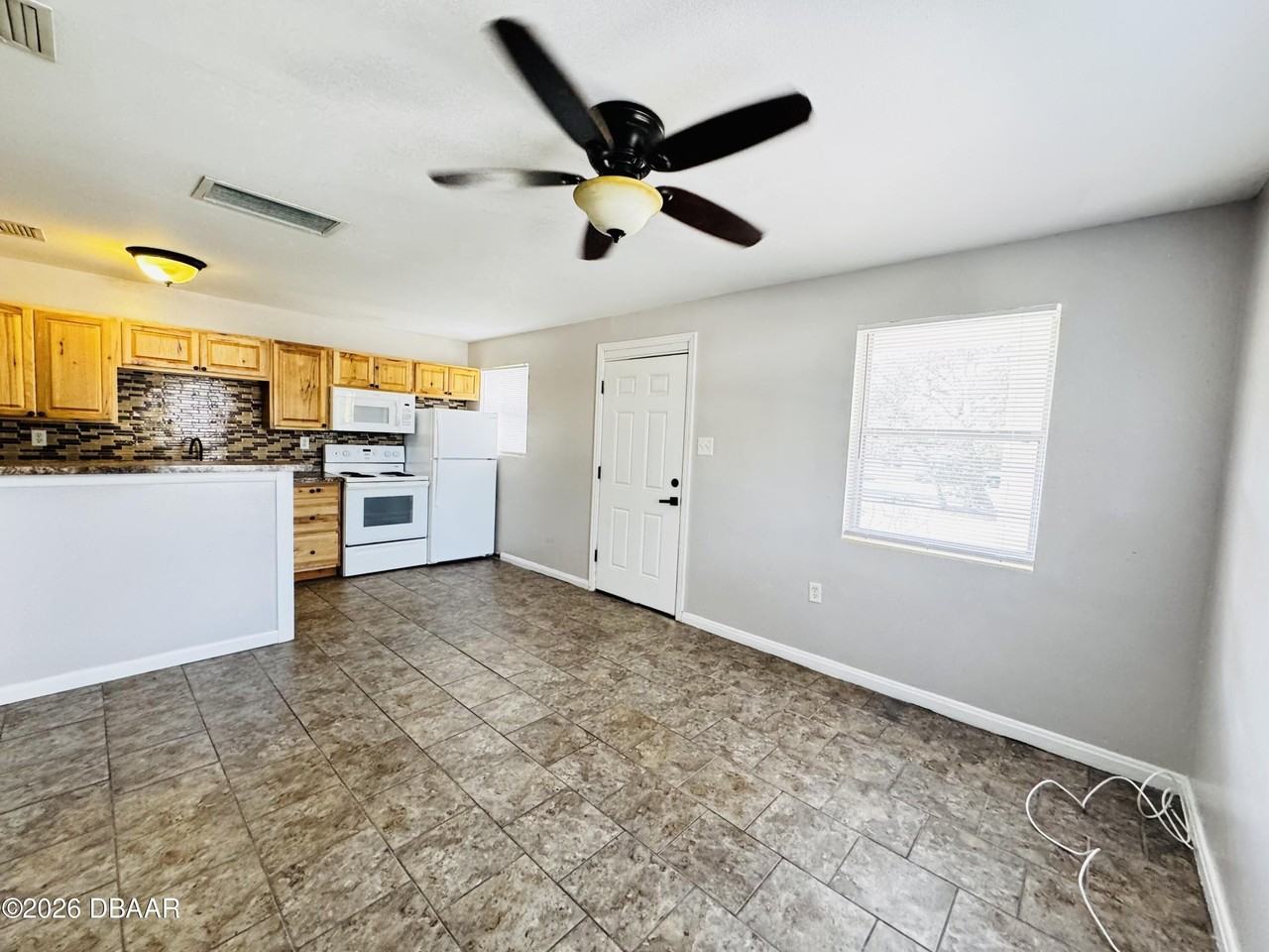 391 S Halifax Dr - Photo 7 of 17