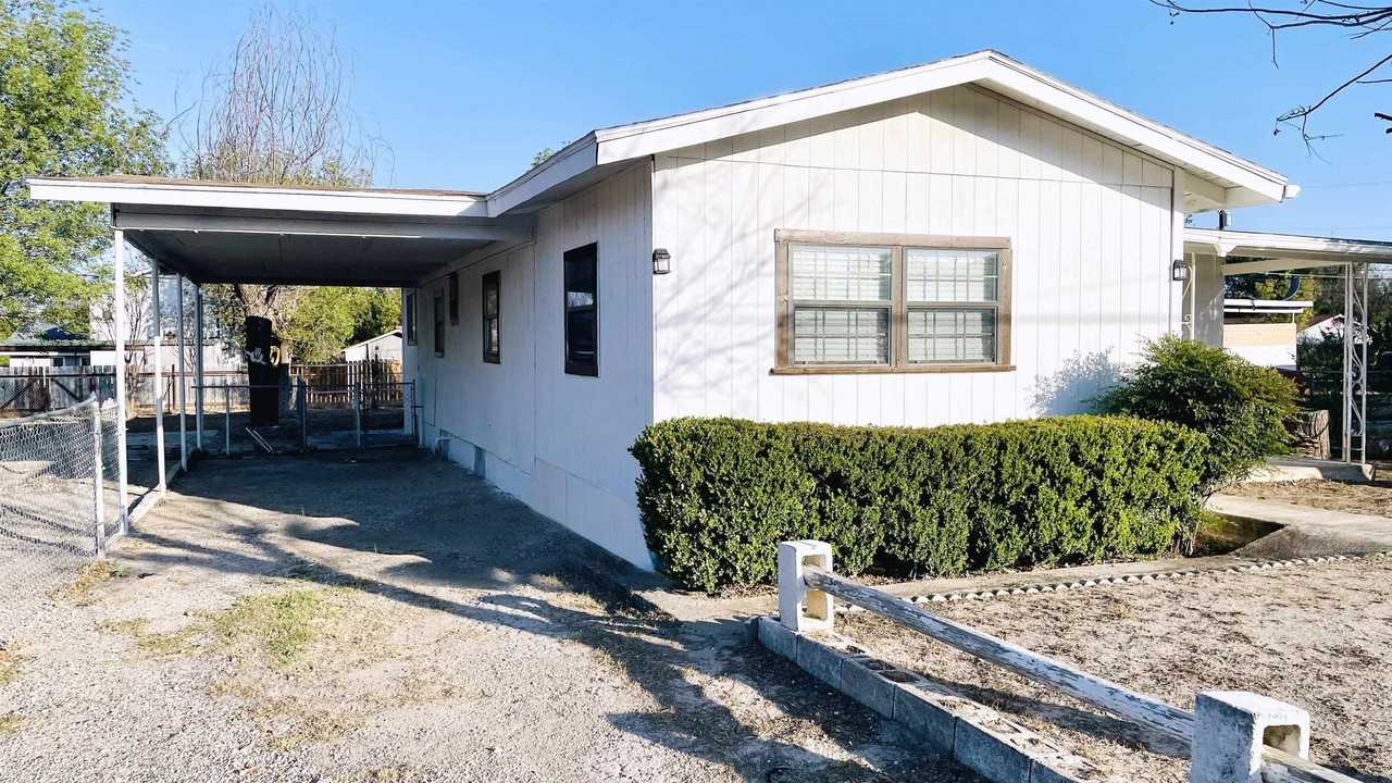 405 E Bowie St - Photo 2 of 19