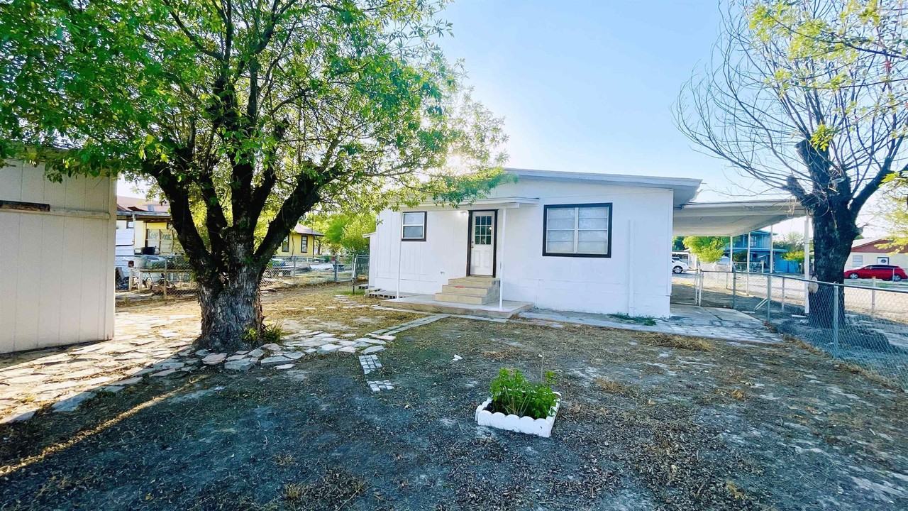 405 E Bowie St - Photo 3 of 19