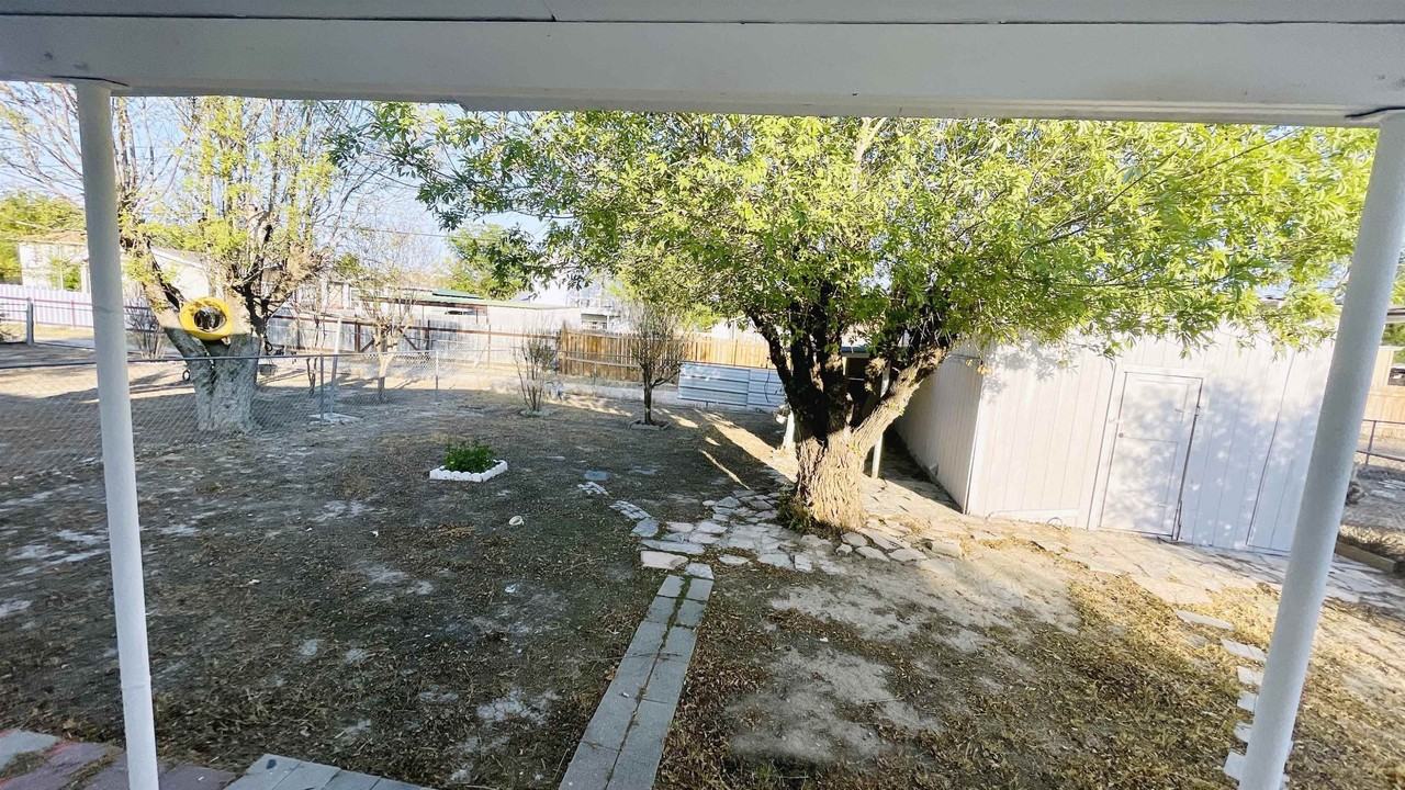 405 E Bowie St - Photo 5 of 19