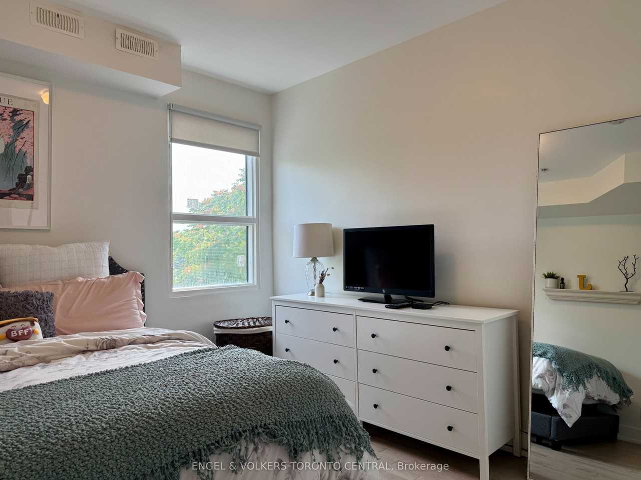 1555 Bloor Street W 4 - Photo 7 of 16