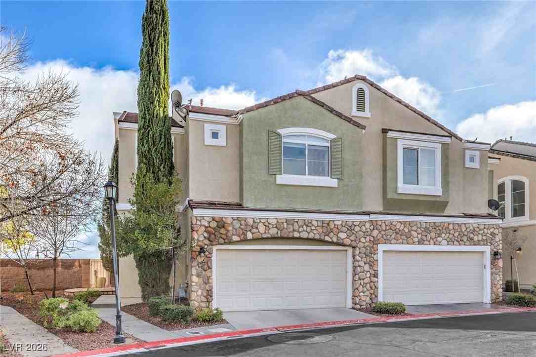 952 Coatbridge St - Photo 2 of 32