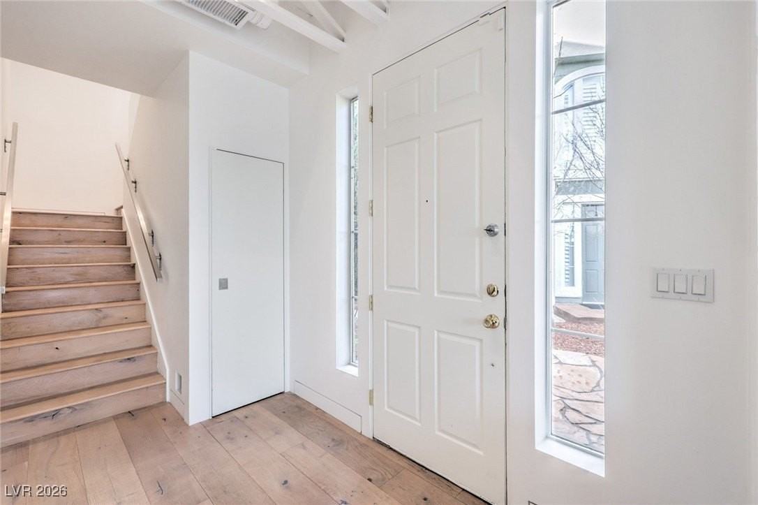 952 Coatbridge St - Photo 3 of 32