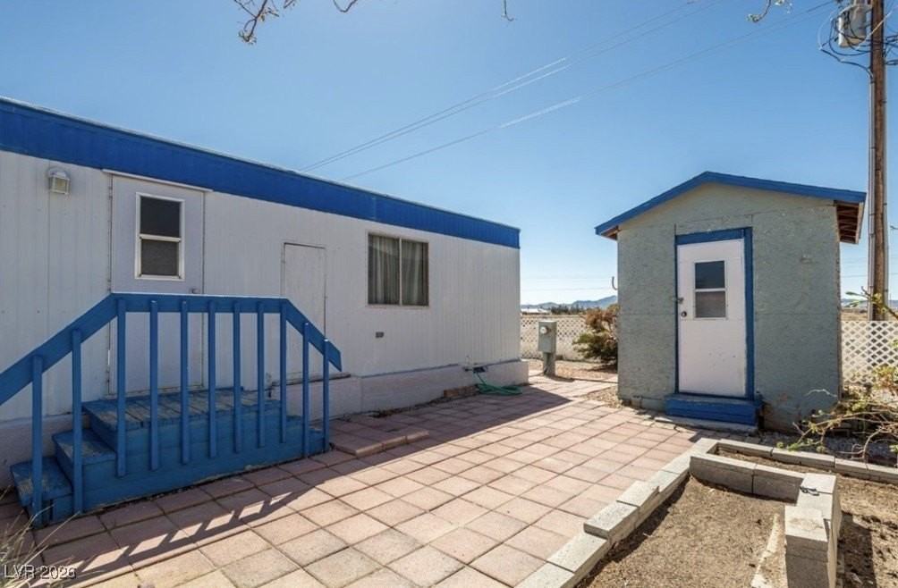 1240 S Comstock Cir W - Photo 2 of 12