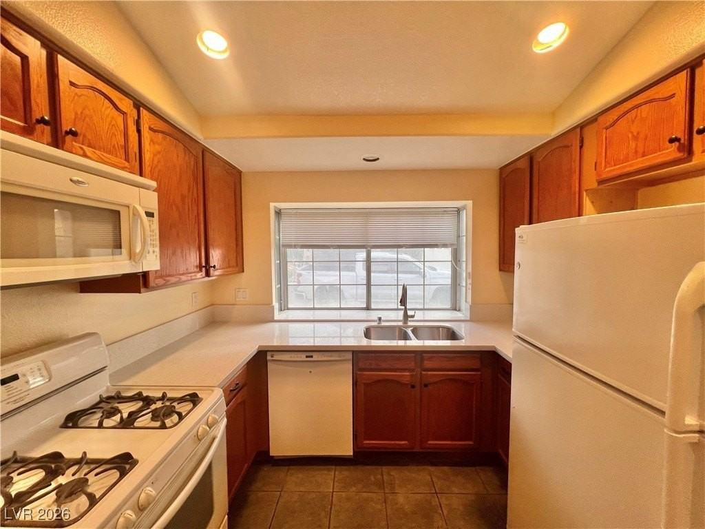 5017 Saint Annes Dr - Photo 3 of 17