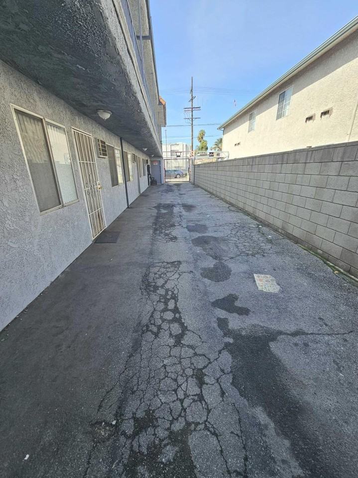 6622 Sylmar Ave - Photo 2 of 10