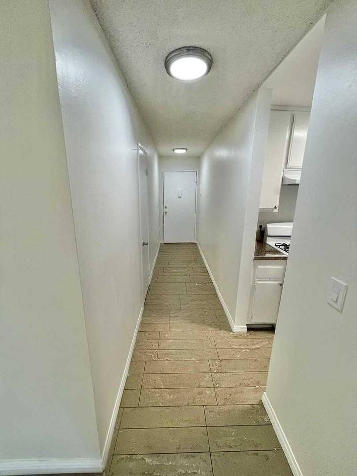 6622 Sylmar Ave - Photo 4 of 10