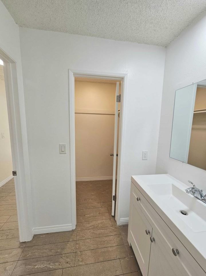 6622 Sylmar Ave - Photo 6 of 10