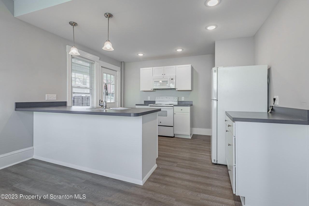 802 Quincy Ave - Photo 3 of 17