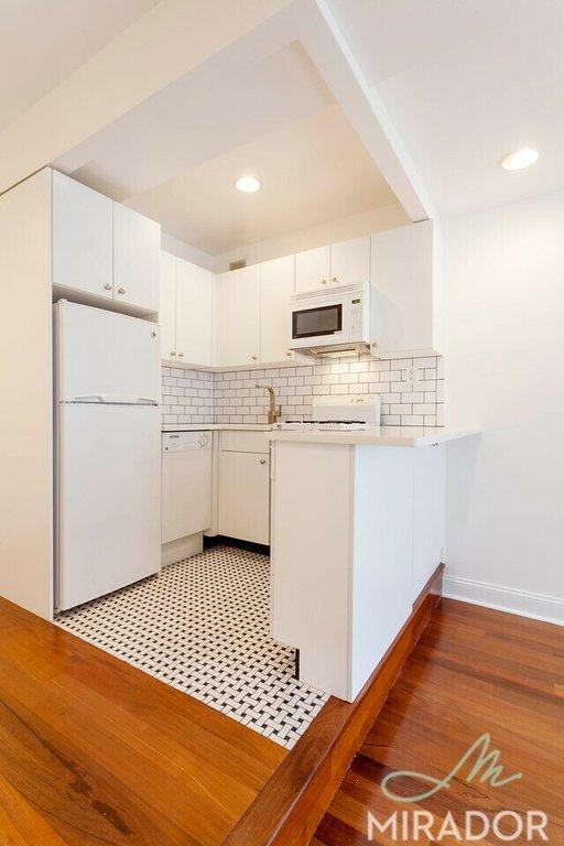 255 W 14th St - Photo 3 of 10