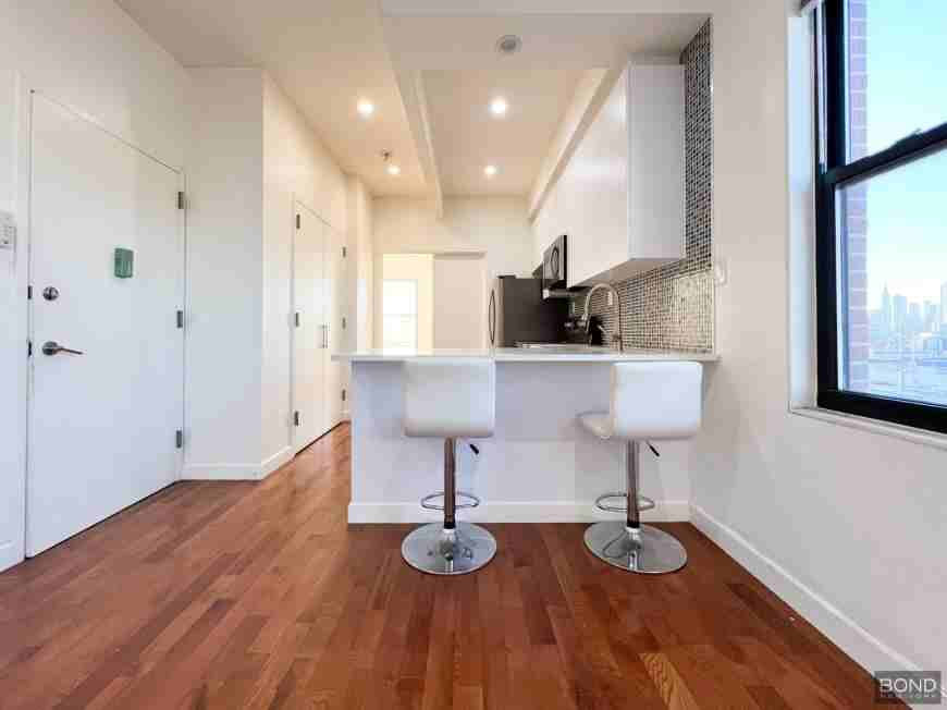 3619 Review Ave - Photo 3 of 8