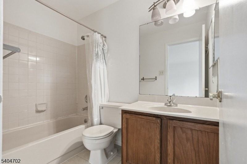 374 Aldeburgh Ave - Photo 5 of 13