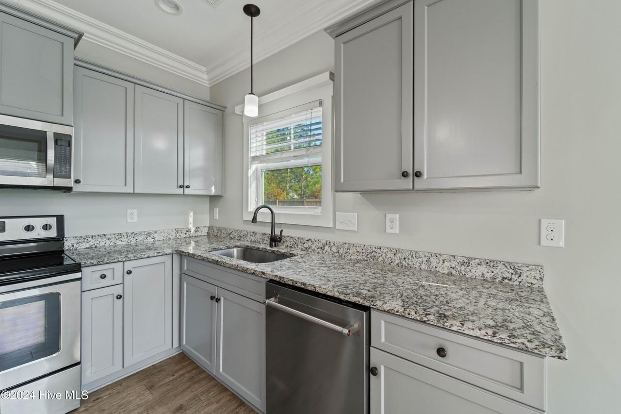 221 Chestwood Dr - Photo 6 of 22