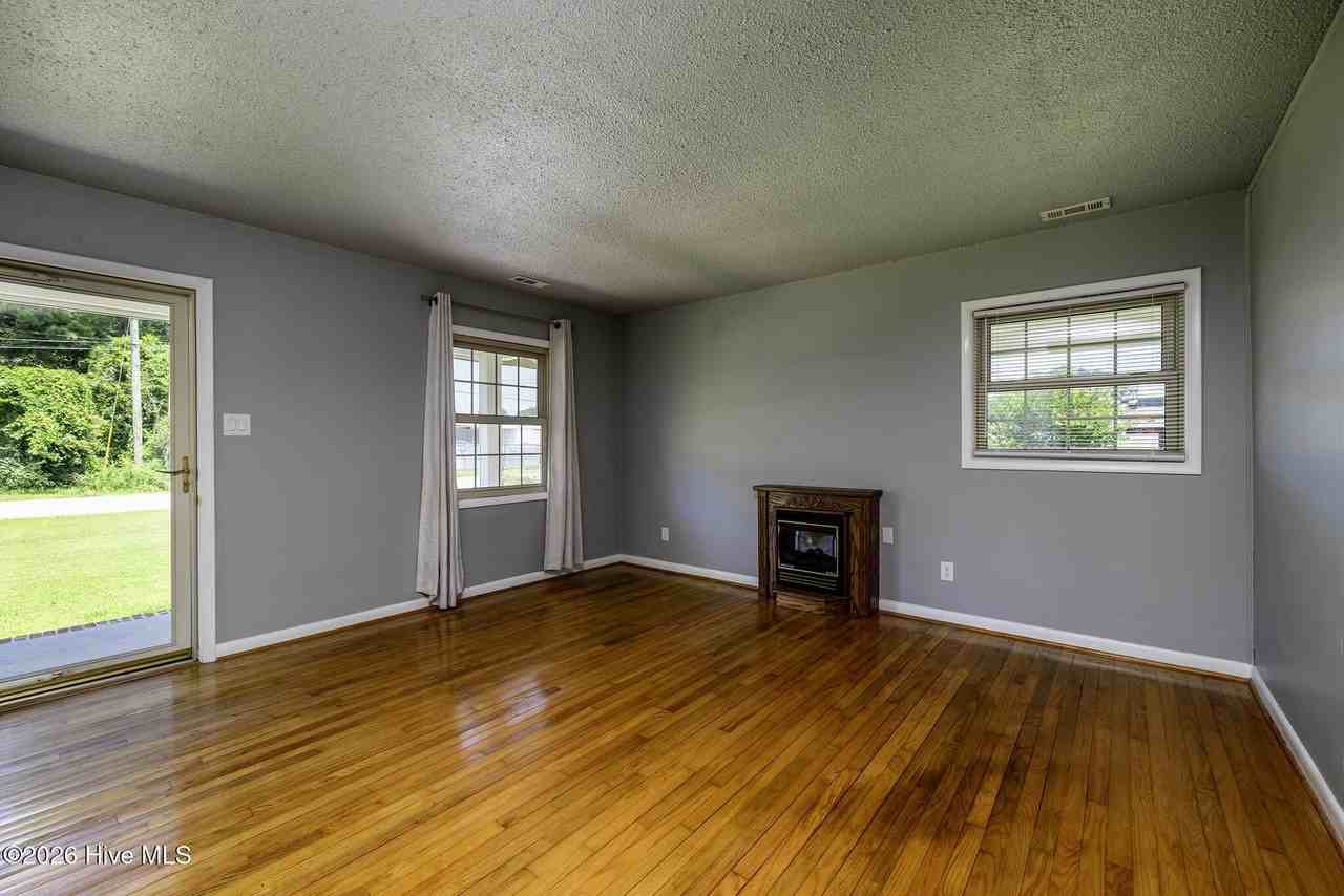 103 Elizabeth St - Photo 3 of 34