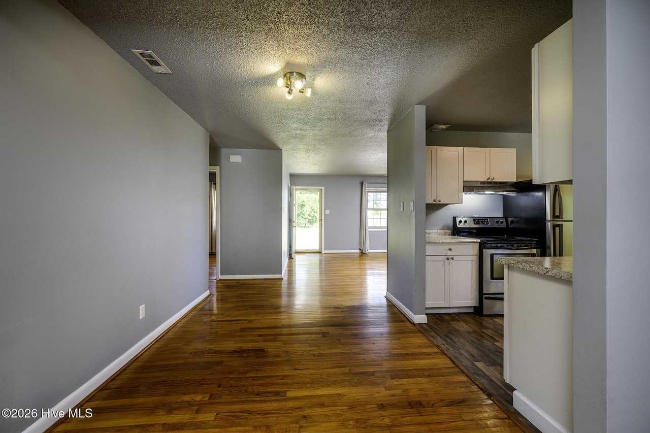 103 Elizabeth St - Photo 6 of 34