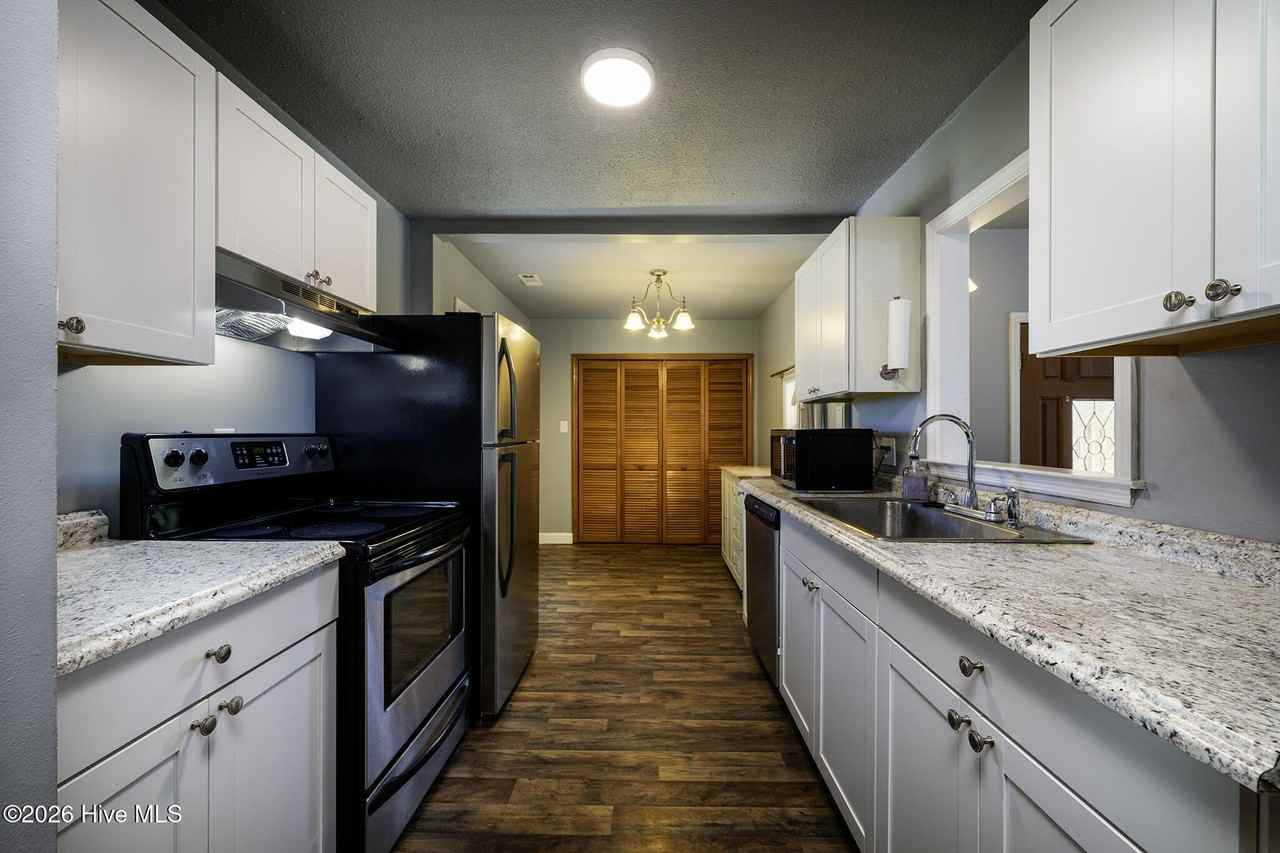 103 Elizabeth St - Photo 7 of 34