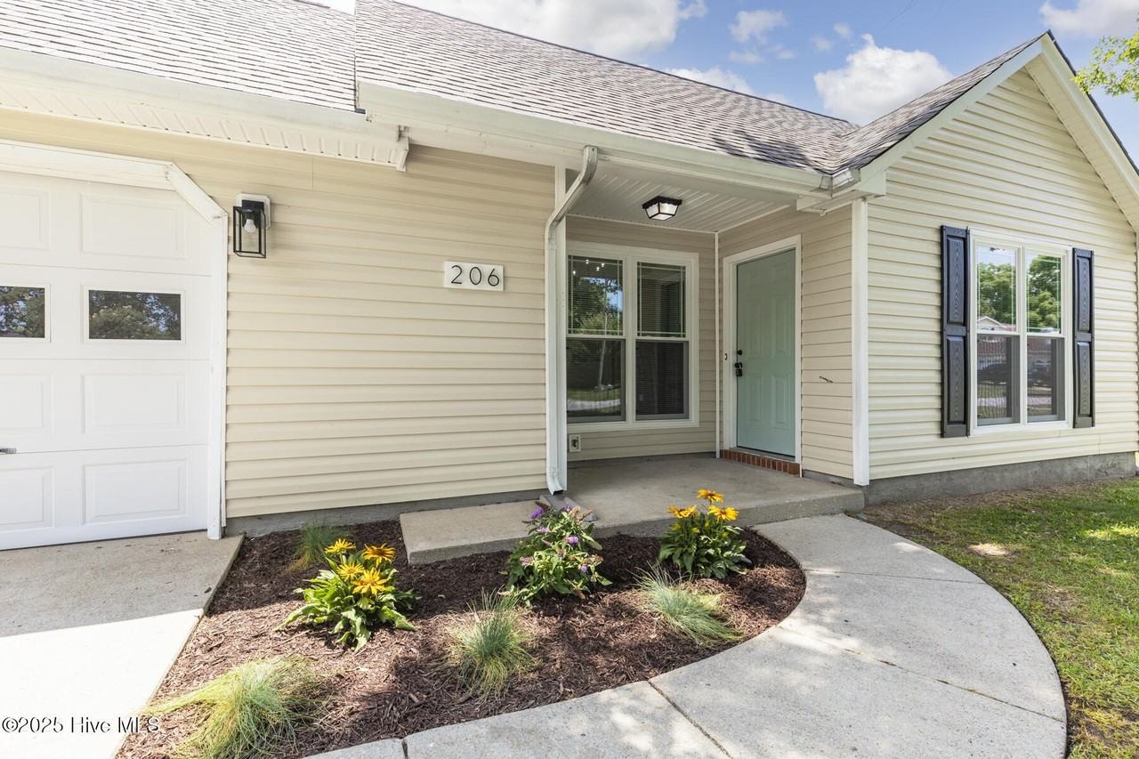 206 Pollard Dr - Photo 2 of 21