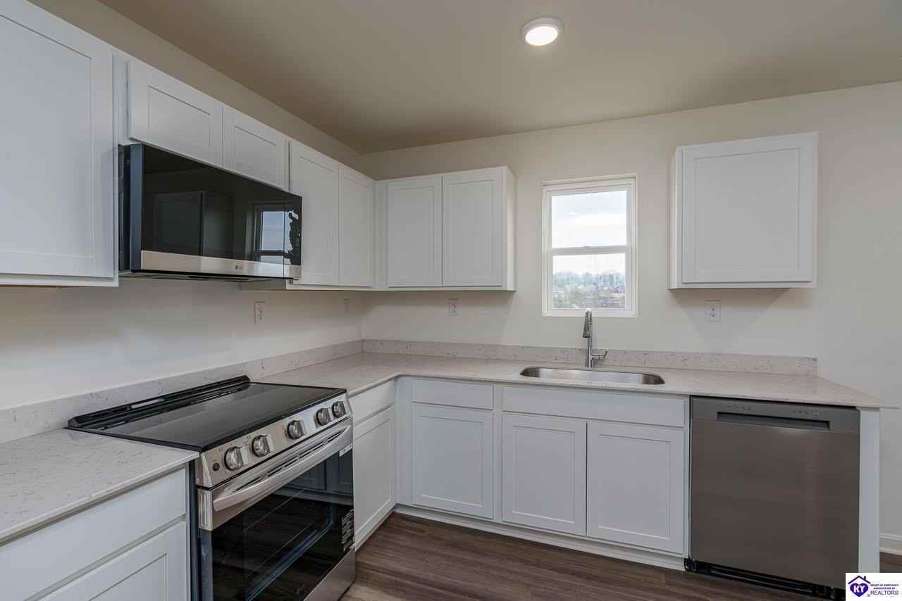 557 Pinehurst Dr - Photo 3 of 21