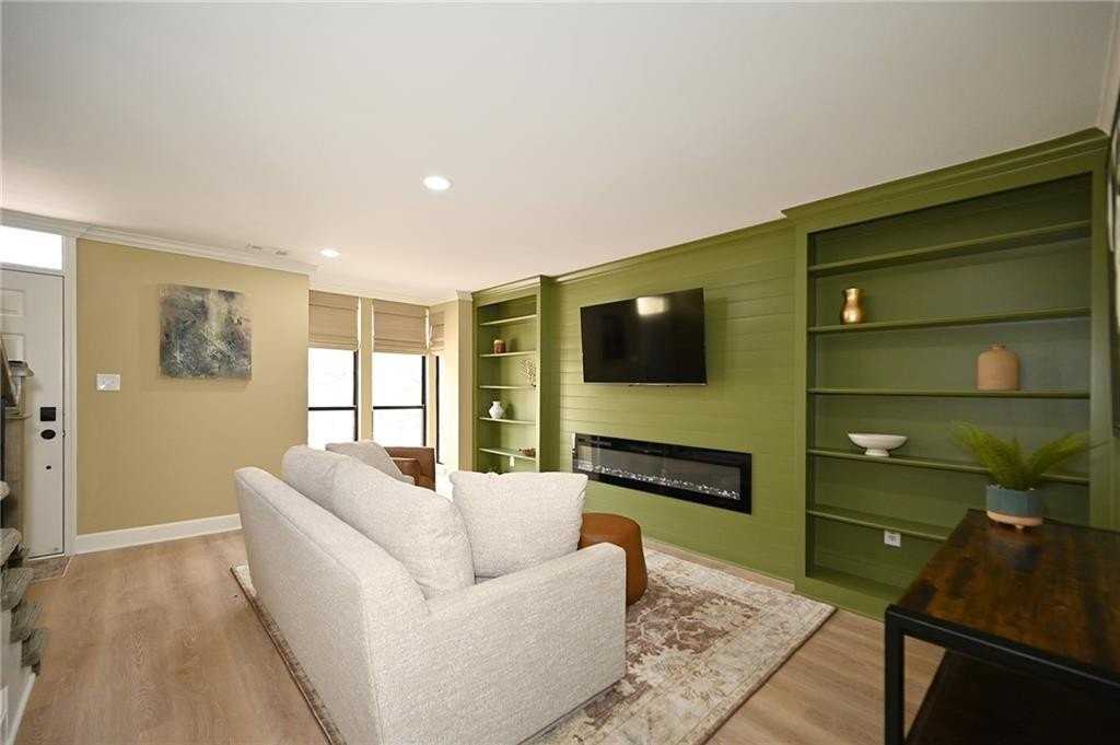 441 W 10th St - Photo 5 of 28