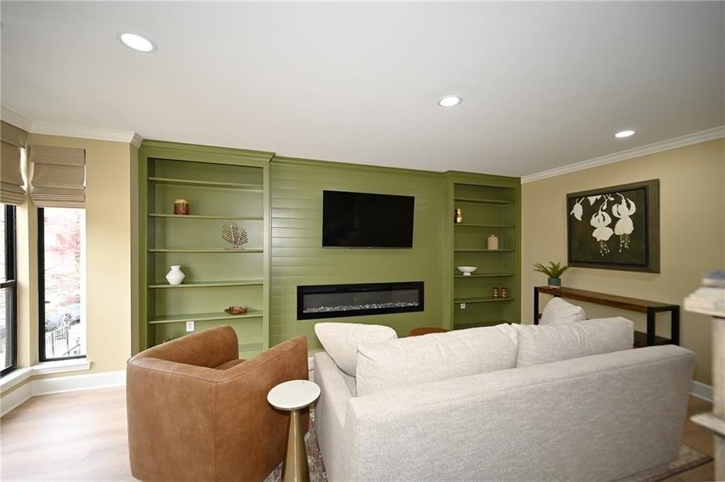 441 W 10th St - Photo 7 of 28