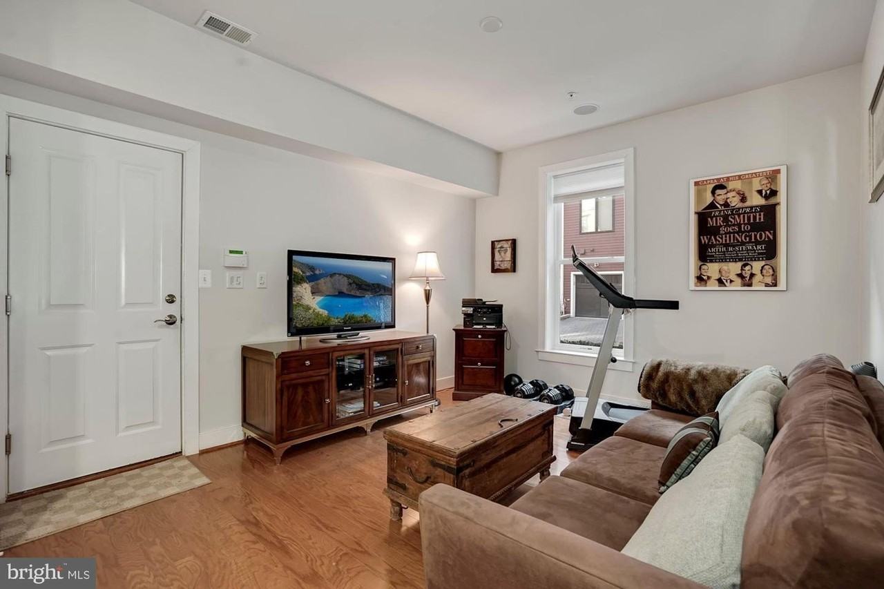 617 E Custis Ave - Photo 6 of 42