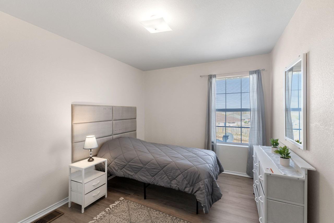 Vernice Loop - Photo 4 of 8