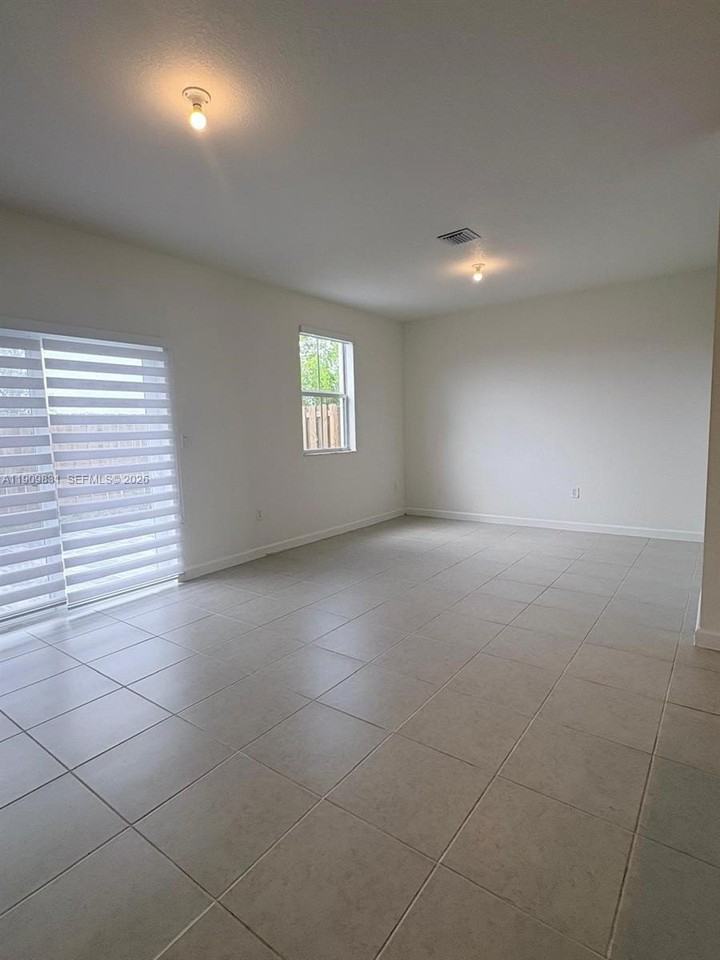 2490 Se 29th St #2490 - Photo 3 of 31