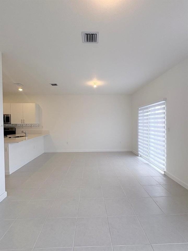 2490 Se 29th St #2490 - Photo 4 of 31