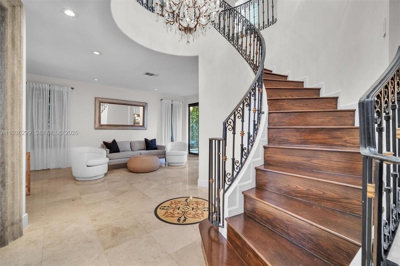 627 Alcazar Ave - Photo 6 of 34