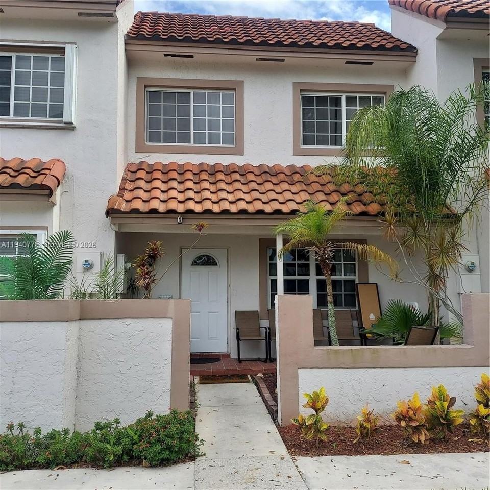 9537 Nw 42nd St - Photo 2 of 23