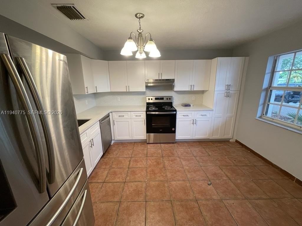 9537 Nw 42nd St - Photo 4 of 23