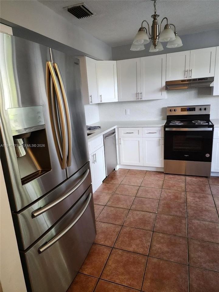 9537 Nw 42nd St - Photo 5 of 23