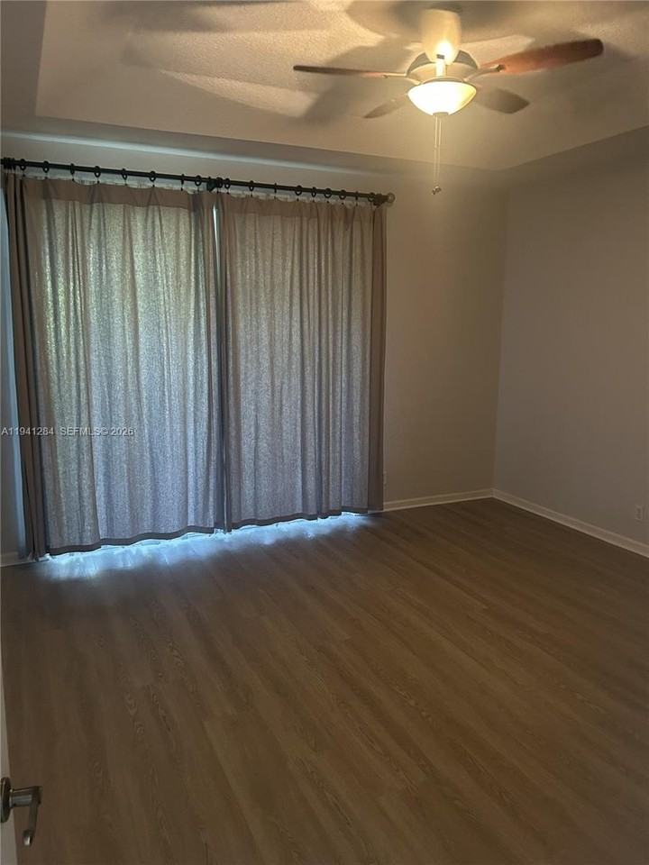 11707 Nw 47th Dr - Photo 3 of 12