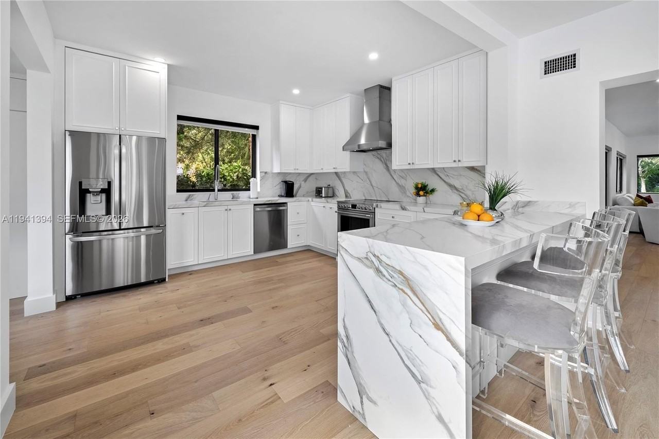 600 Ne 57th St - Photo 7 of 43