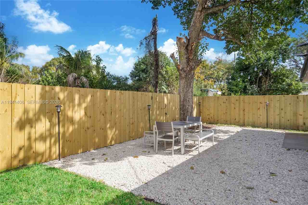 1035 Nw 48th St - Photo 5 of 29