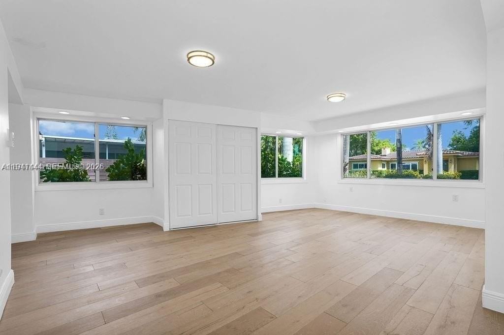 937 N Northlake Dr - Photo 2 of 33