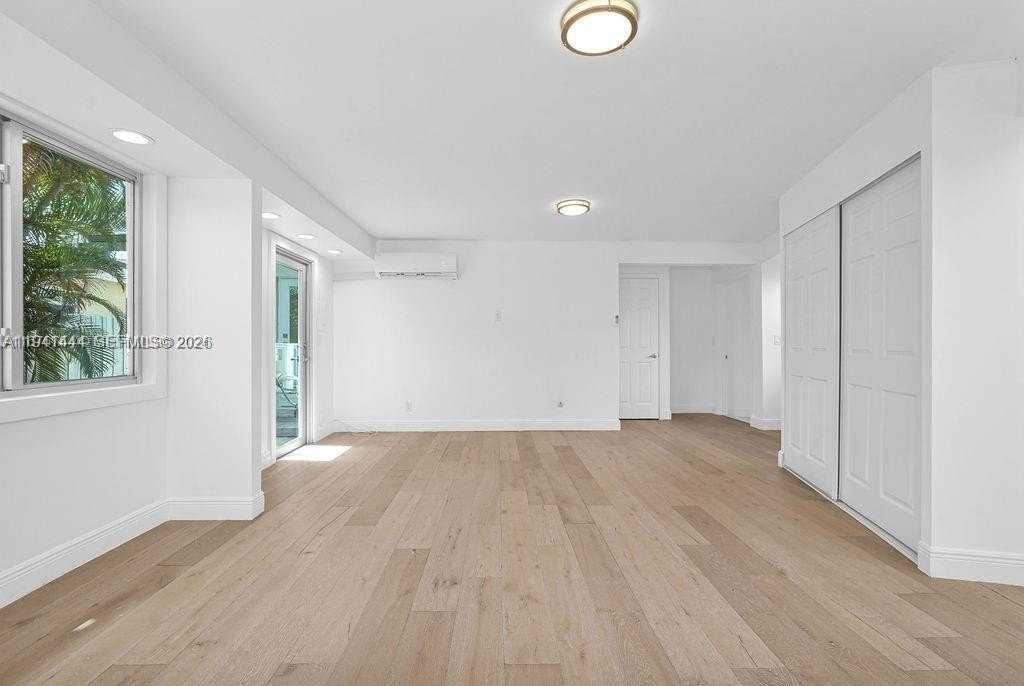 937 N Northlake Dr - Photo 3 of 33