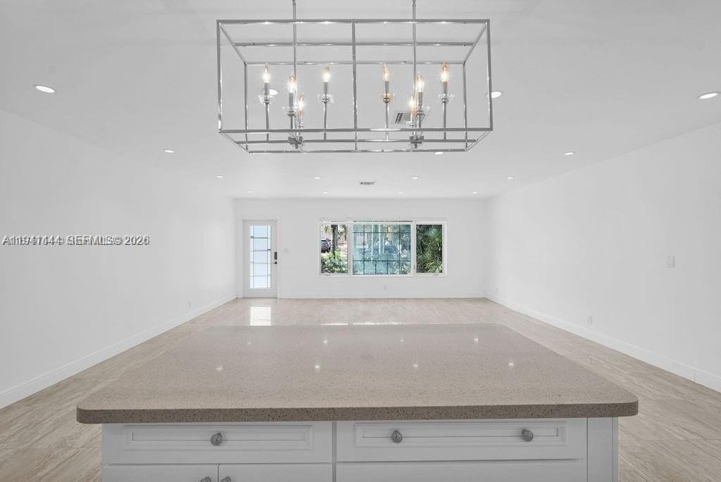 937 N Northlake Dr - Photo 5 of 33