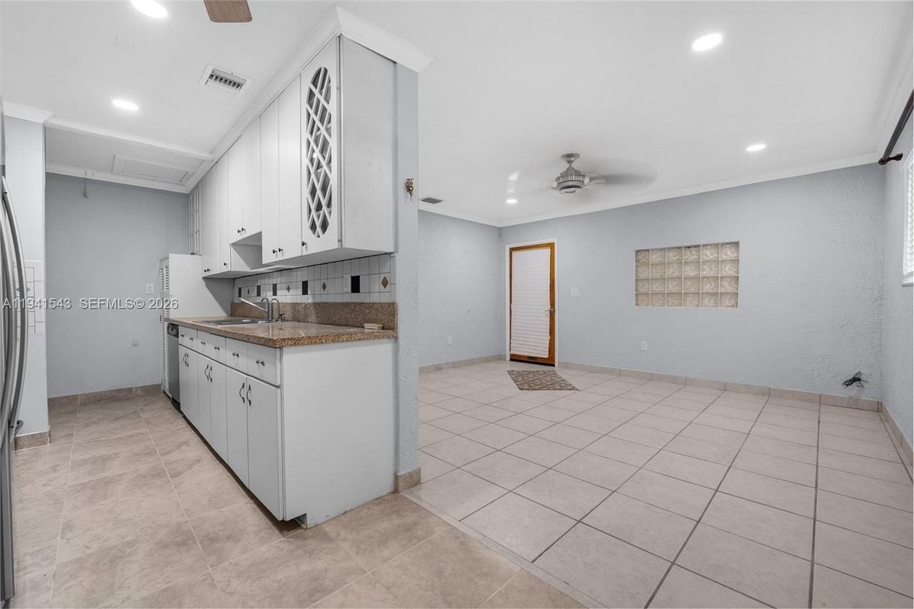 801 N 70th Ave - Photo 6 of 49