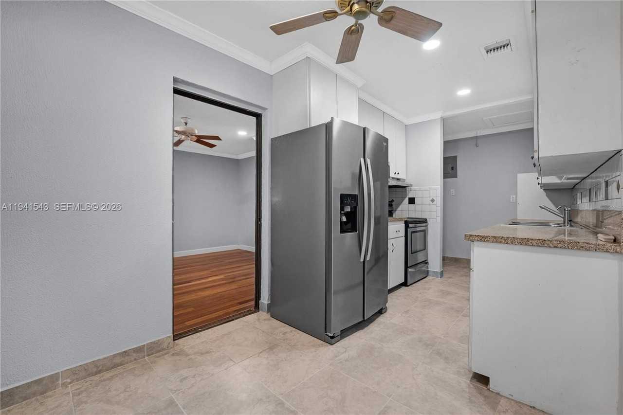 801 N 70th Ave - Photo 7 of 49