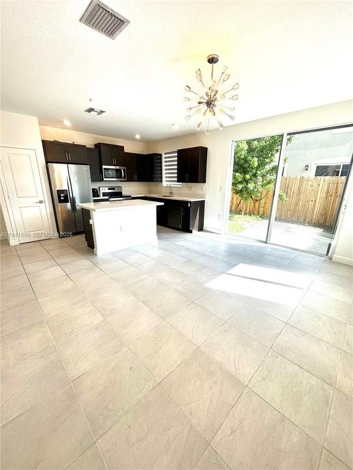 2418 Se 10th Ct - Photo 3 of 18