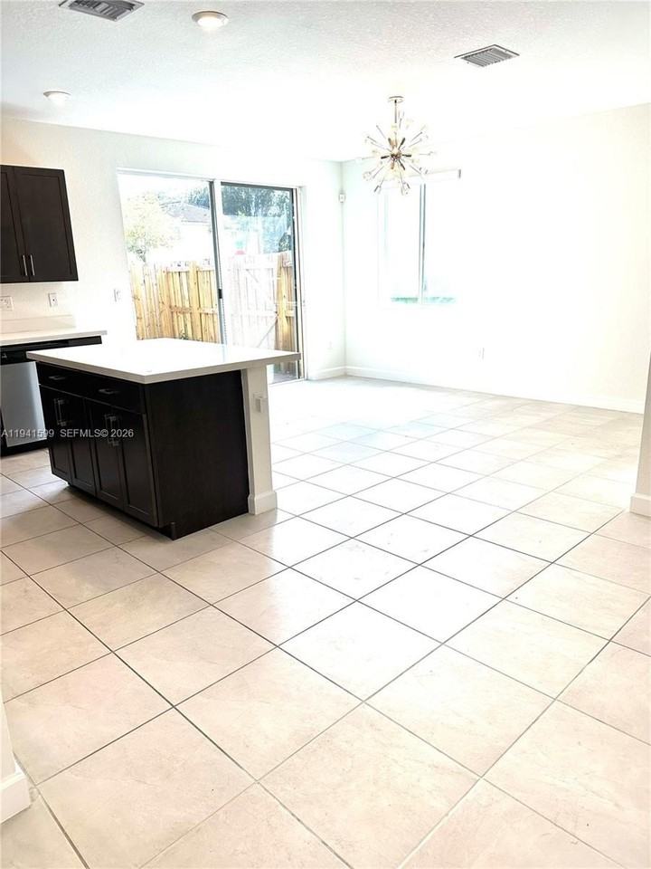 2418 Se 10th Ct - Photo 4 of 18