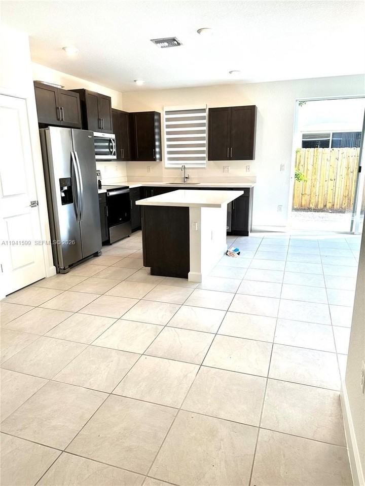 2418 Se 10th Ct - Photo 5 of 18