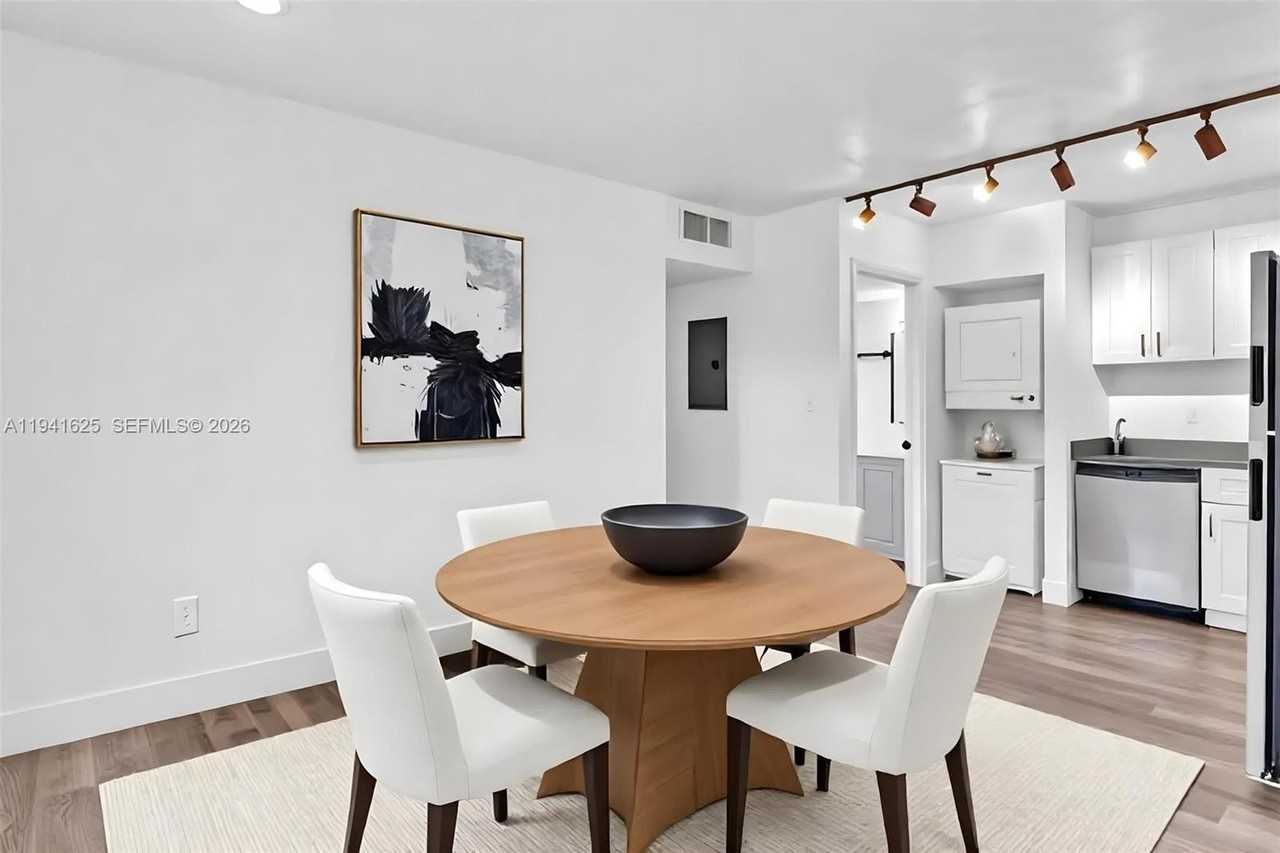 801 Sw 15th Ave #33 - Photo 2 of 14